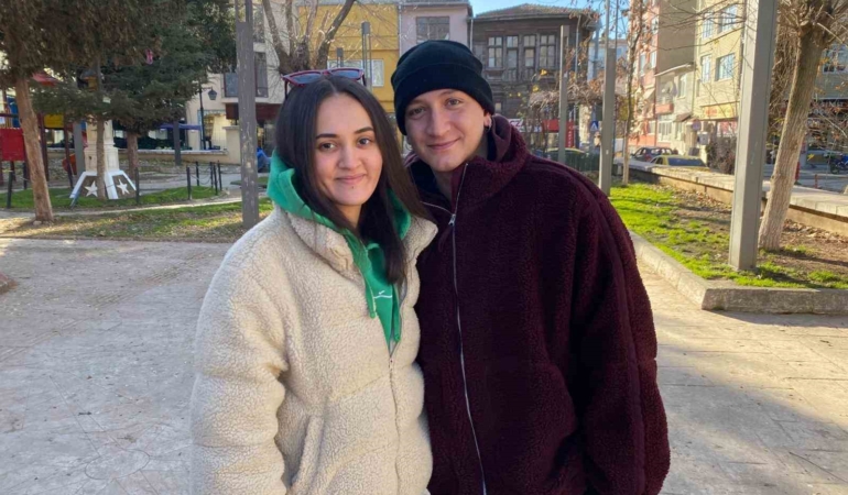 Edirne’de kanseri yenen genç mimarı, vatandaşlar trafikte korna çalarak kutladı