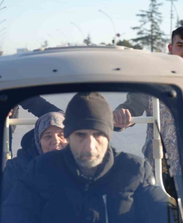 Validen örnek davranış sergileyen liseli gençlere teşekkür