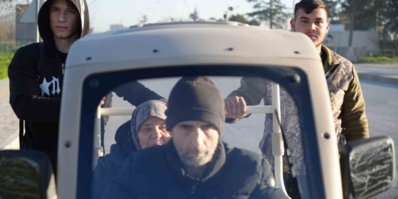 Validen örnek davranış sergileyen liseli gençlere teşekkür