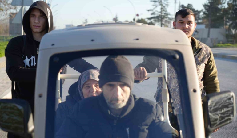 Validen örnek davranış sergileyen liseli gençlere teşekkür