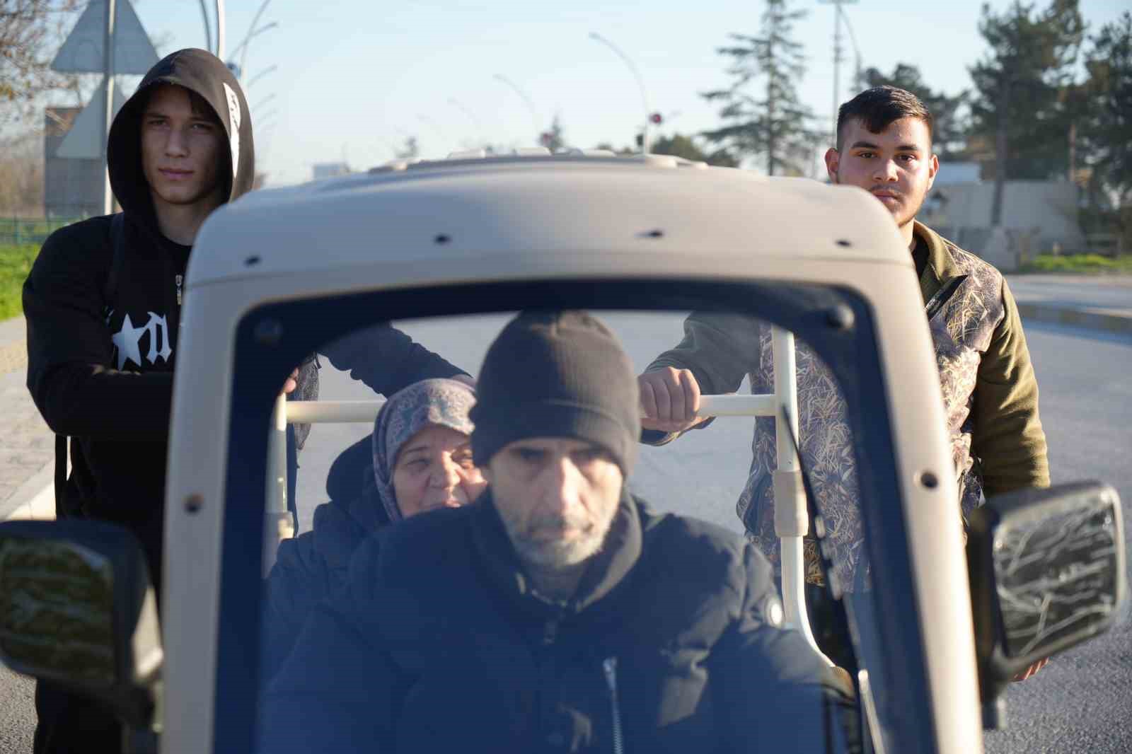 Validen örnek davranış sergileyen liseli gençlere teşekkür