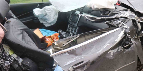 Tıra arkadan çarpan araç kağıt gibi ezildi: 1 ölü, 1 yaralı