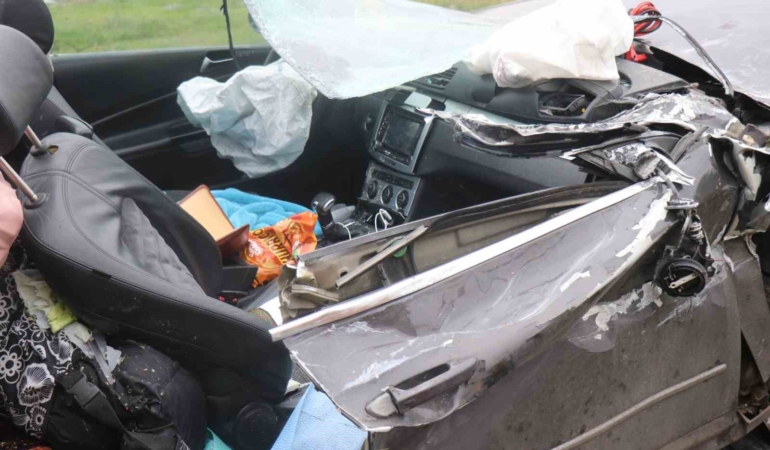 Tıra arkadan çarpan araç kağıt gibi ezildi: 1 ölü, 1 yaralı