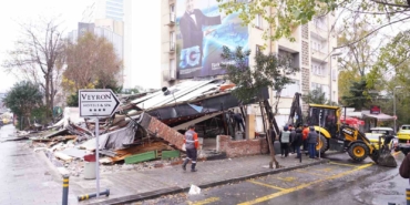 Şişli’de 25 kişinin zehirlenmesi iddiasıyla gündeme gelen restoran yıkıldı