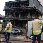 Pendik’te araçtaki yangın çevre binalara sıçradı: 2 araç ve kafe küle döndü