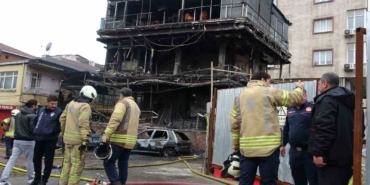 Pendik’te araçtaki yangın çevre binalara sıçradı: 2 araç ve kafe küle döndü