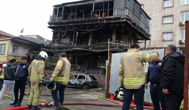 Pendik’te araçtaki yangın çevre binalara sıçradı: 2 araç ve kafe küle döndü