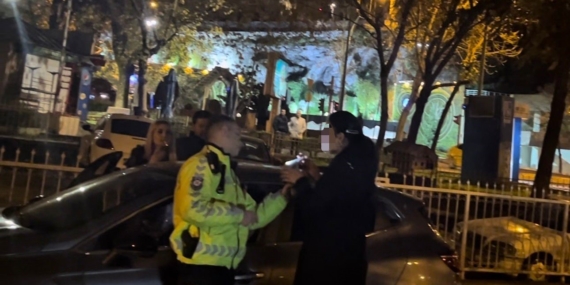 Polislerin sabır sınavı: 1.96 promil alkollü sürücü uygulama noktasını birbirine kattı, polislere hakaret etti