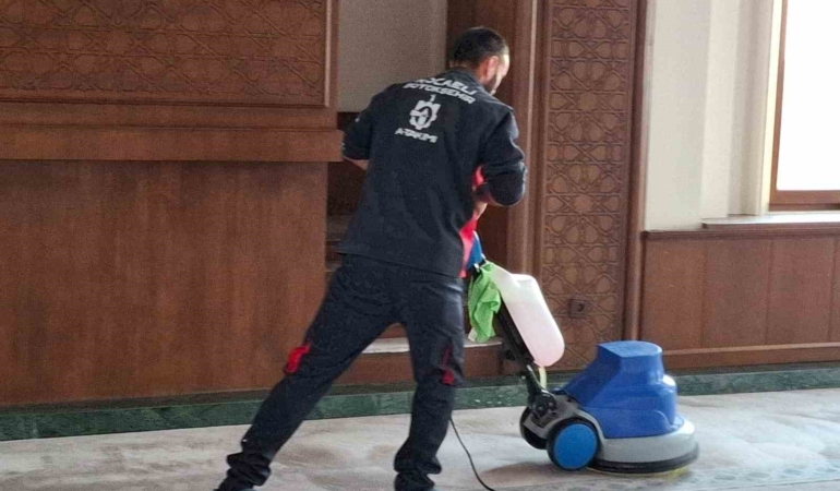 Çayırova’da cuma vaazı sırasında içeriye köpek giren cami dezenfekte edildi