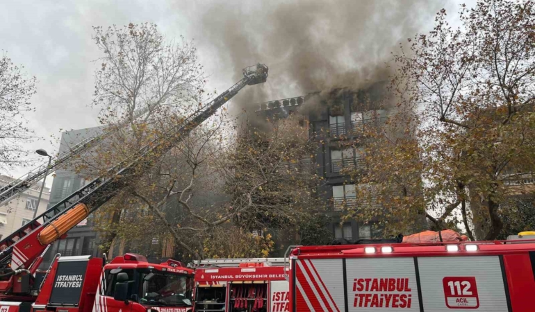 Bağdat Caddesi’nde çatı katında çıkan yangın büyüdü, 2 bloklu bina küle döndü