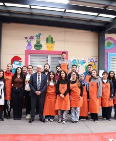 Masal kahramanlarıyla minik hastalara moral