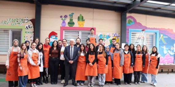 Masal kahramanlarıyla minik hastalara moral