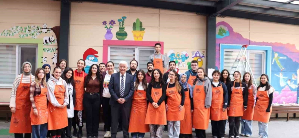 Masal kahramanlarıyla minik hastalara moral