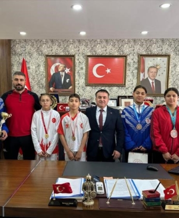 Bilecikli kick boks sporcularını makamında ağırladı