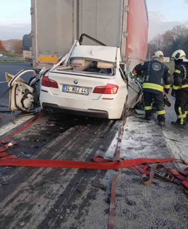 Otomobiliyle tırın altına giren 18 yaşındaki sürücü hayatını kaybetti