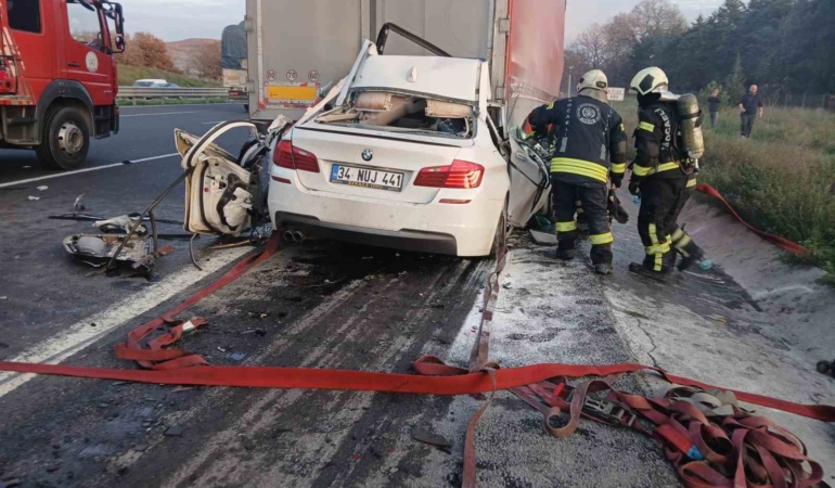 Otomobiliyle tırın altına giren 18 yaşındaki sürücü hayatını kaybetti