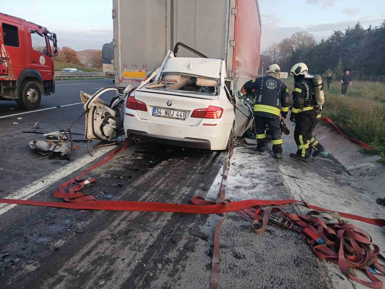Otomobiliyle tırın altına giren 18 yaşındaki sürücü hayatını kaybetti