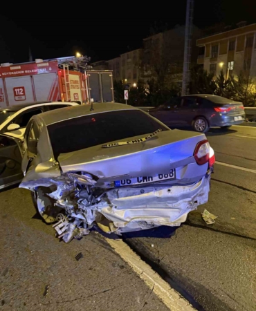 Avcılar’da trafik kazasında 2 kişi yaralandı, sürücü olay yerinden kaçtı