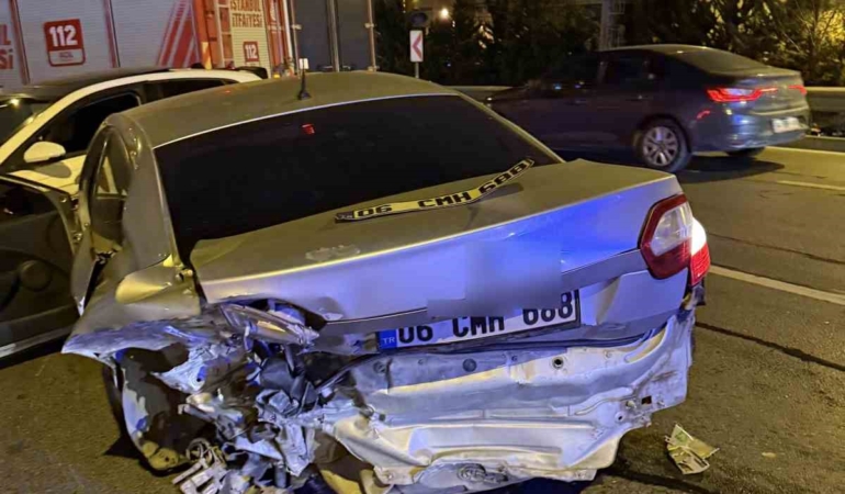 Avcılar’da trafik kazasında 2 kişi yaralandı, sürücü olay yerinden kaçtı