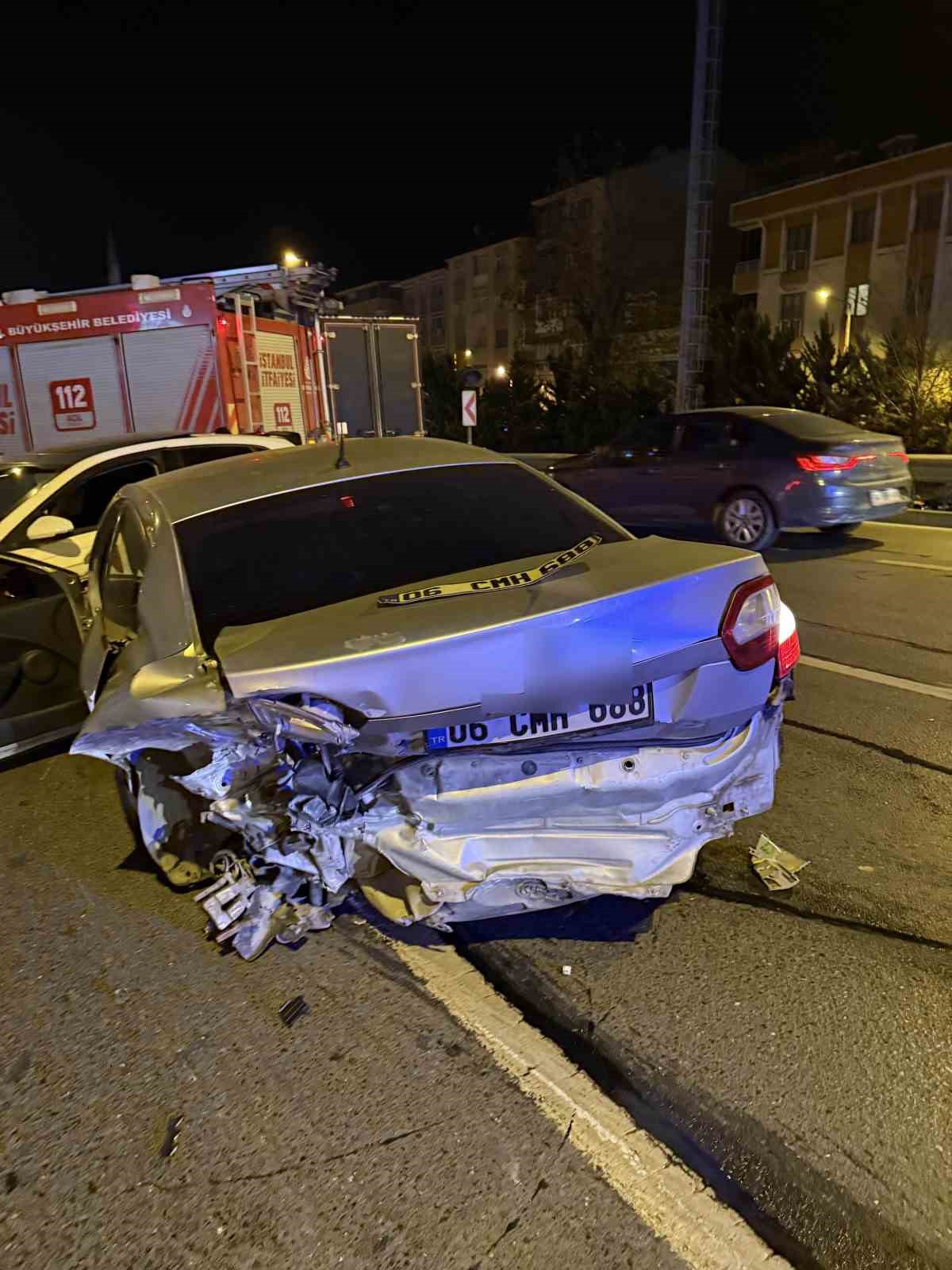 Avcılar’da trafik kazasında 2 kişi yaralandı, sürücü olay yerinden kaçtı