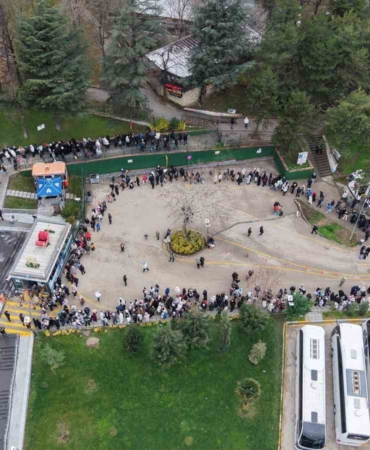 Yüzlerce metre kuyruk, herkes aynı şeyi istiyor
