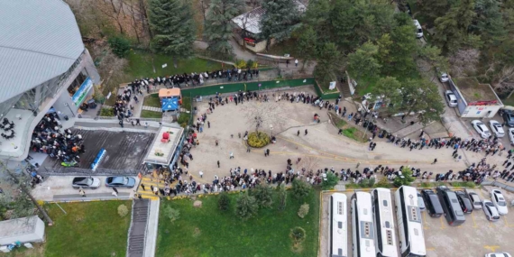 Yüzlerce metre kuyruk, herkes aynı şeyi istiyor