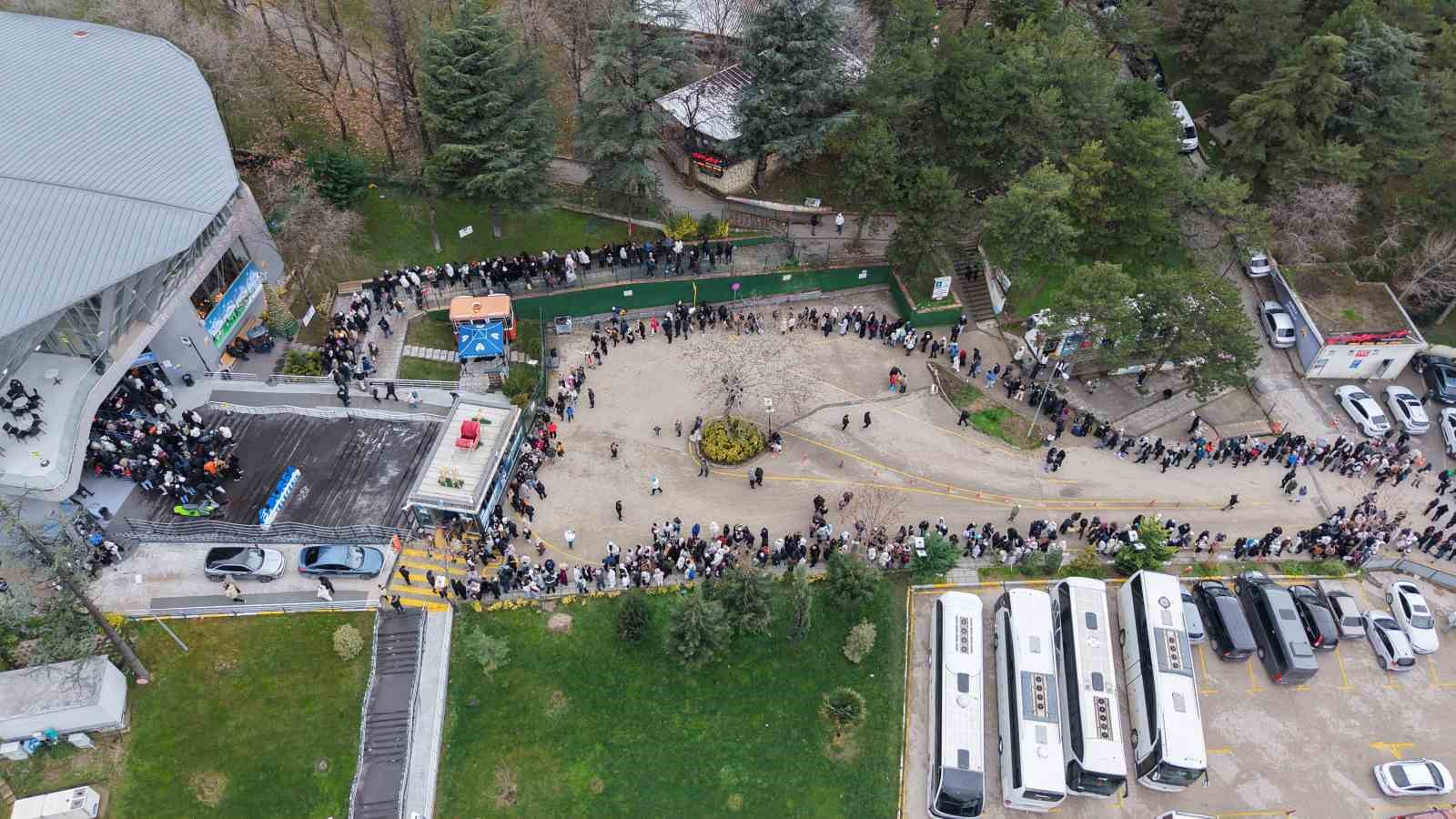 Yüzlerce metre kuyruk, herkes aynı şeyi istiyor