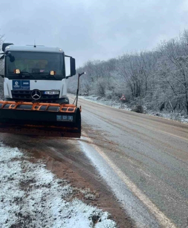 Kocaeli’de yoğun kar yağışı: Ekipler yolları açık tutmak için çalışıyor