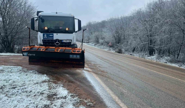 Kocaeli’de yoğun kar yağışı: Ekipler yolları açık tutmak için çalışıyor