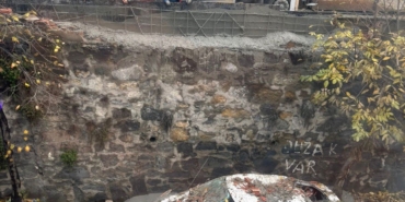 Eyüpsultan’da inşaattaki çalışma park halindeki araca zarar verdi