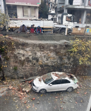 Eyüpsultan’da inşaattaki çalışma park halindeki araca zarar verdi