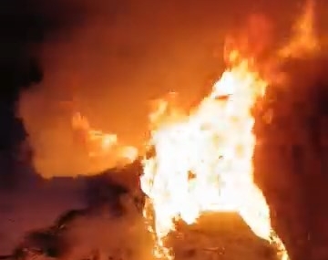 Hareket halindeki otomobil alev aldı