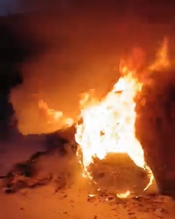 Hareket halindeki otomobil alev aldı