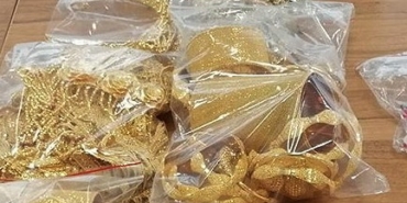 Ceplerindeki 200 bin euro değerindeki altın ve platin takılarla sınırda yakalandı