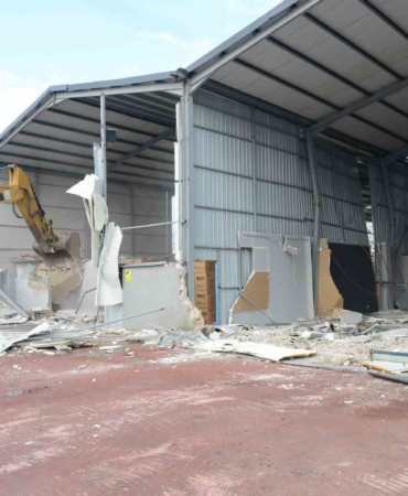 Nilüfer’de 2 kaçak yapı yıkıldı