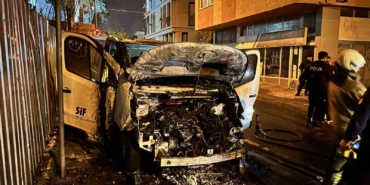 Üsküdar’da park halindeki araç alev alev yandı: O anlar kamerada