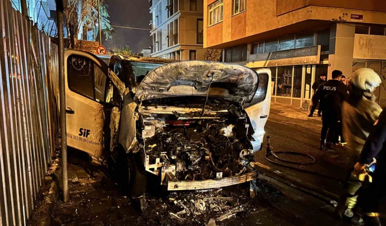Üsküdar’da park halindeki araç alev alev yandı: O anlar kamerada