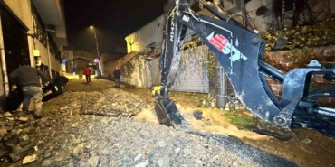 Edirne’de patlayan borudan fışkıran su metrelerce yükseğe çıktı