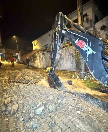 Edirne’de patlayan borudan fışkıran su metrelerce yükseğe çıktı