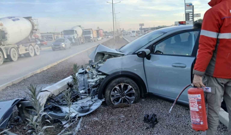 Hurdaya dönen araçtan yaralı kurtuldu