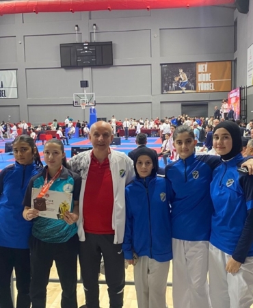 Kartepeli karateciler İstanbul’da kürsüye çıktı