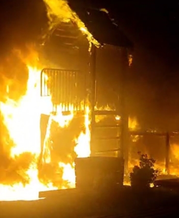 Üşümemek için ateş yaktılar, çocuk parkını küle çevirdiler