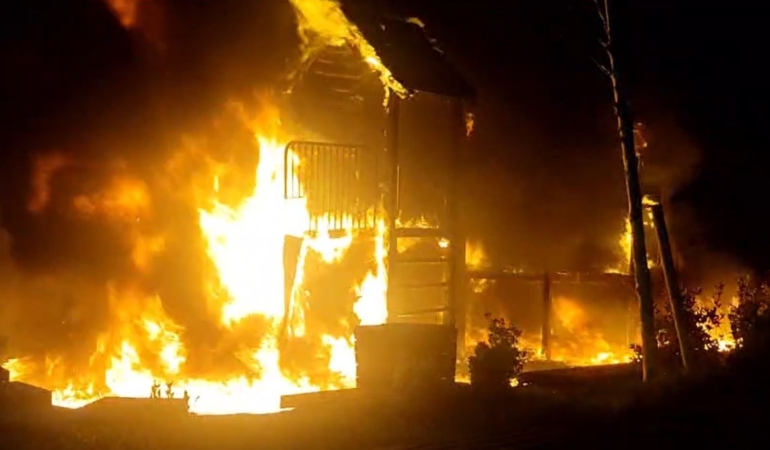 Üşümemek için ateş yaktılar, çocuk parkını küle çevirdiler