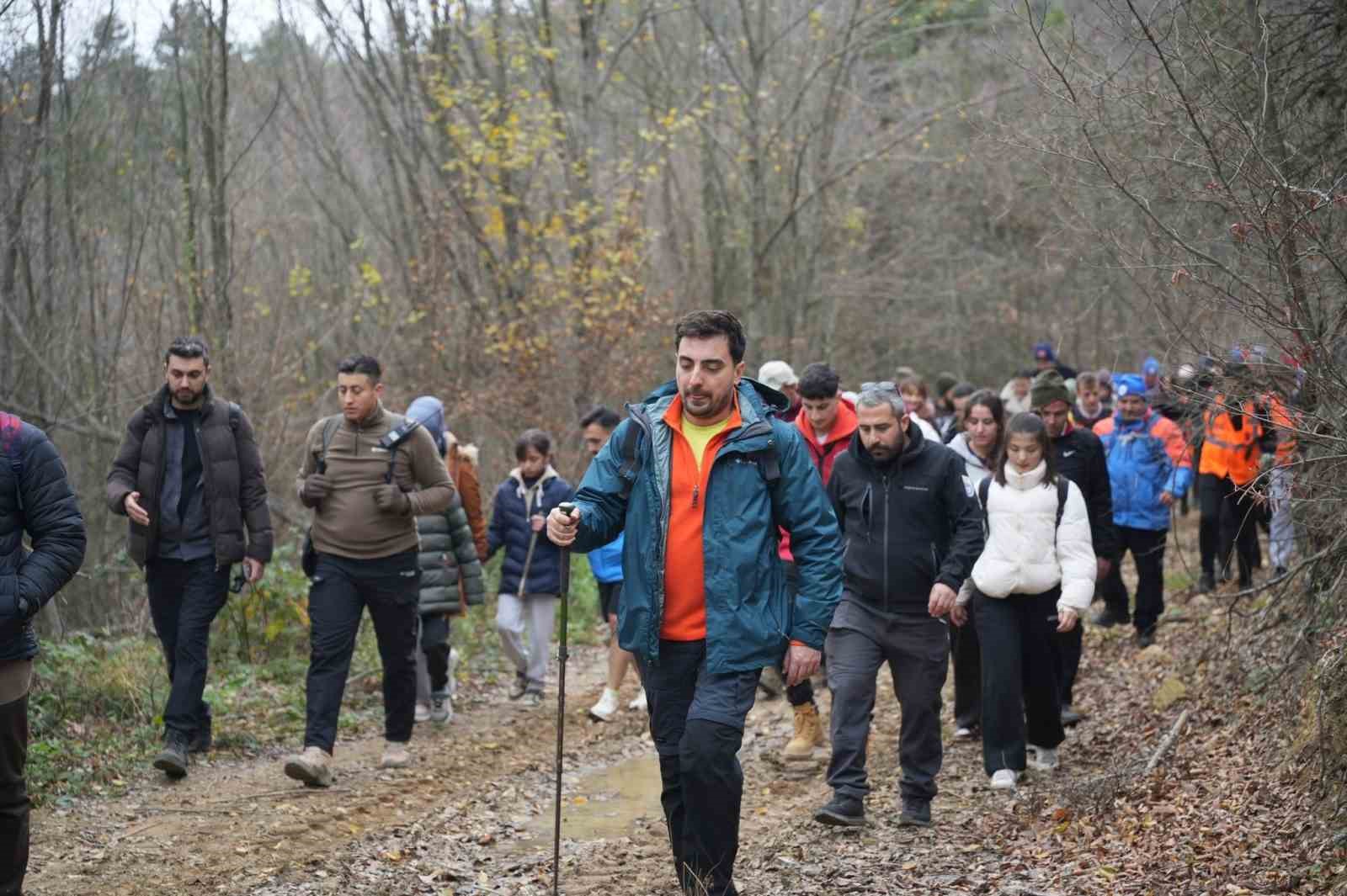 Yenişehir’de doğa yürüyüşü ile gençler stres attı