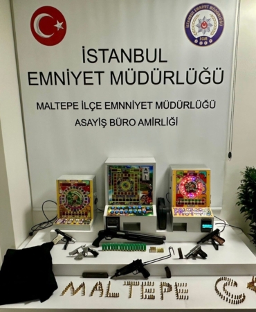 Maltepe’deki "zula" evine baskında çok sayıda silah ele geçirildi