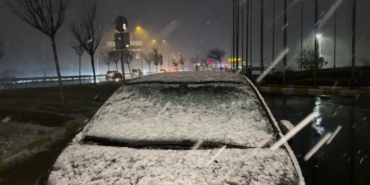 Büyükçekmece’de park halindeki araçların üzeri beyaza büründü