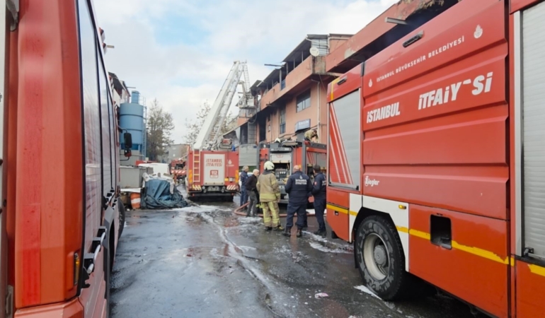 Başakşehir’de plastik imalathanesinde yangın paniği