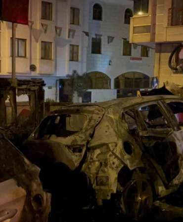 Eyüpsultan’da iki araç alevlere teslim oldu