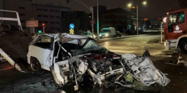 Avcılar’da hatalı dönüş yapan kamyona çarpan otomobil hurdaya döndü: 1 ölü, 1 yaralı