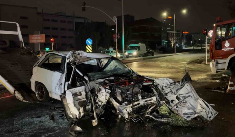 Avcılar’da hatalı dönüş yapan kamyona çarpan otomobil hurdaya döndü: 1 ölü, 1 yaralı